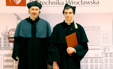 dr Mateusz Kijaczko z promotorem dr. hab. inż. Bartłomiejem Dydą