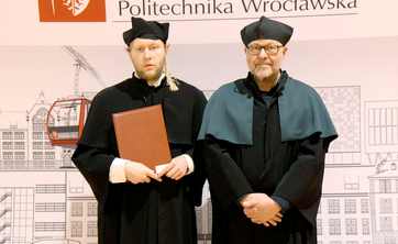 dr Adrian Dacko z promotorem prof. dr. hab. inż. Romualdem Lenczewskim