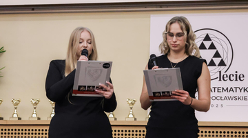 Nasze studentki Julia Pytel i Roksana Rymarek wręczające Złote Trzynastki Wydziału Matematyki - fot. K. Mazur